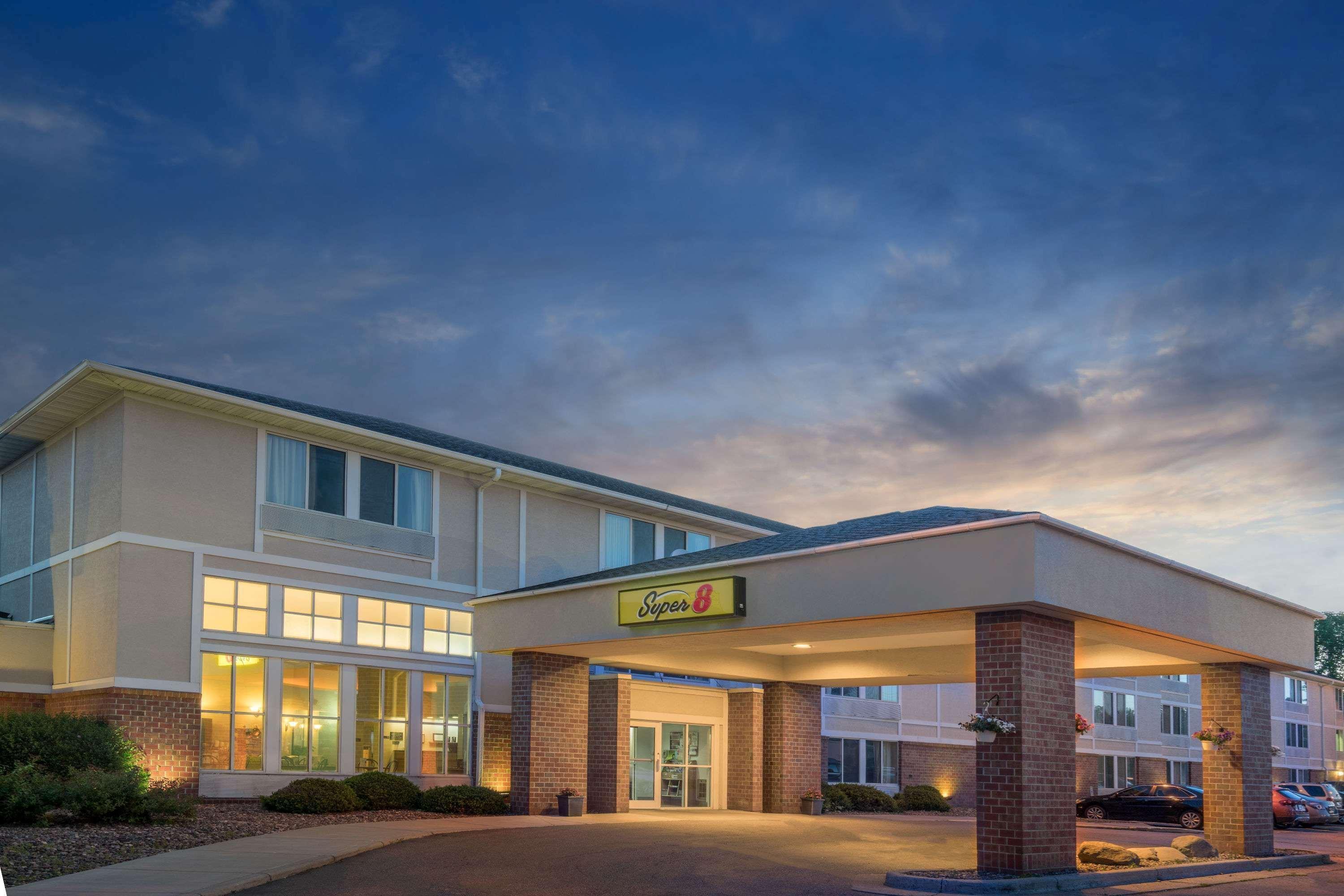 Super 8 By Wyndham Menomonie Wi Motel Eksteriør bilde